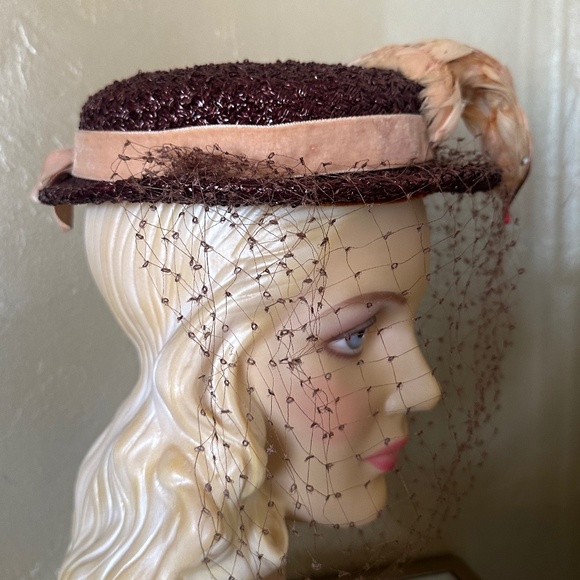 LOVELY 1940\'s BROIWN BOATER HAT WITH PINK FEATHER \
